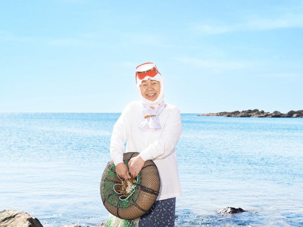 Knotbito-Abalone lunch served by Kimiyo Hayashi, a famous diver, in the hearth-