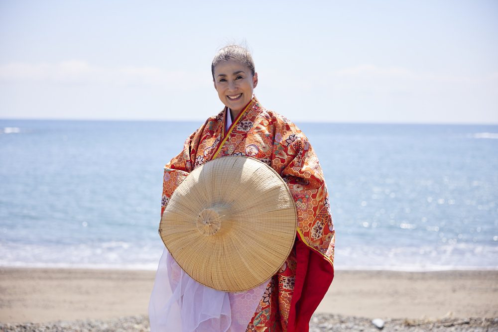 Knotbito-walk along the Kumano Kodo overlooking the sea with Nagi-san