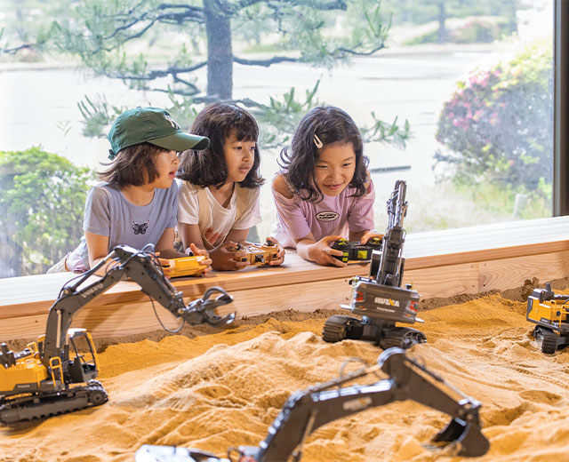 Look for treasure with a radio control! Sandbox adventure