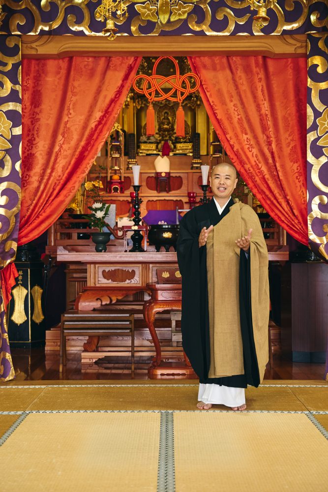 Associate Professor Takumoto Kudo, the chief priest of Asahiji Temple, busy desk Ichigo Zentai