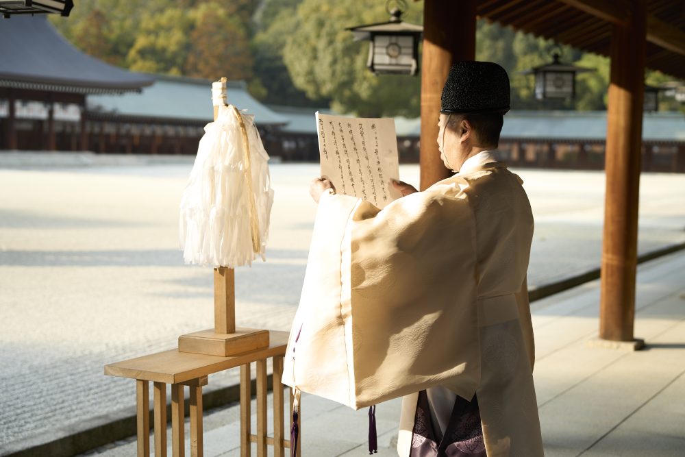 The official worship of the inner worship hall with Kenichi Nagakura, the priest of Kashihara-jingu Shrine, Musubibito