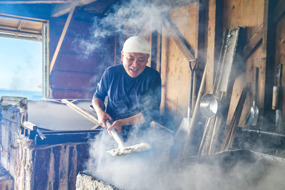 Musubibito ~ Salt craftsman Teruyuki Suezawa knows the white crystals grown on hand salt ~