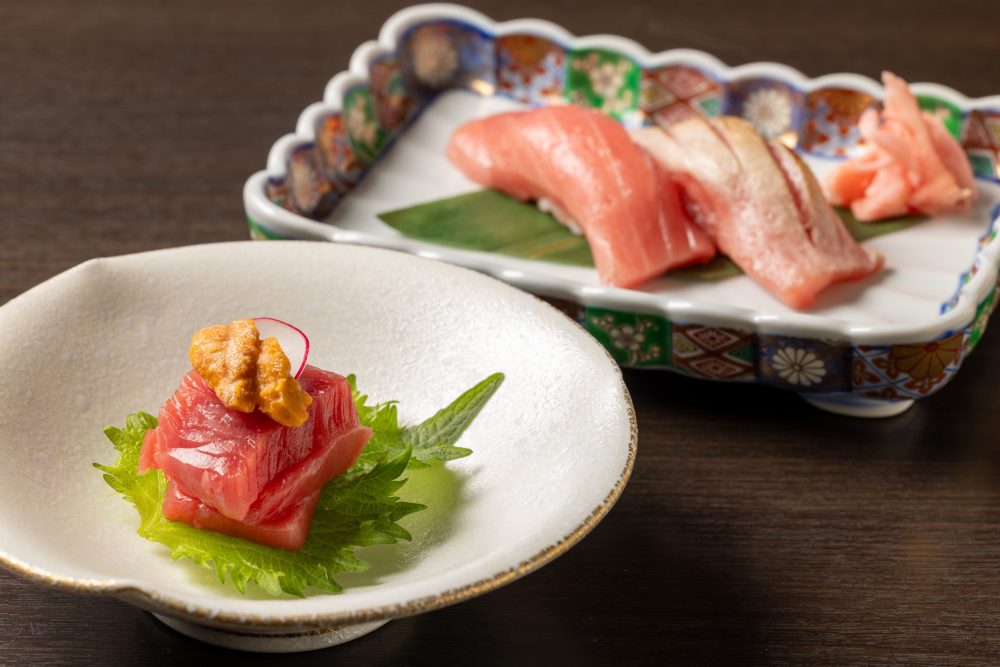 A blissful moment to enjoy the local gourmet "Bungo tuna" <Hello Kitty x soldier collaboration stuffed animal>
