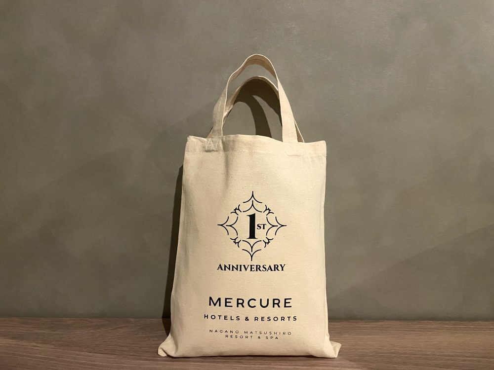 Present a 1st anniversary original tote bag