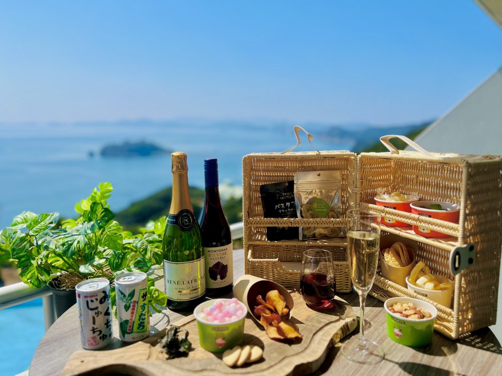 Limited to 10 rooms a day! All-inclusive IN ROOM BEVERAGE & SNACK that relaxes on a couple / girl trip