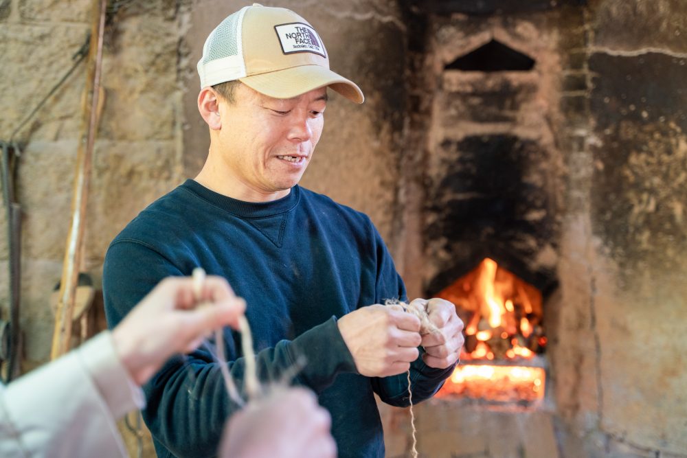 The traditional brilliance and skill in Tosa Binchotan, conveyed by Mr. Hisayuki Kondo, a charcoal craftsman from Musubibito.