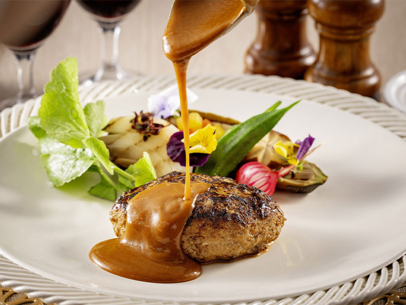 Only from September to October, you can enjoy a bespoke dish "Kumano beef hamburger" at a dinner buffet!