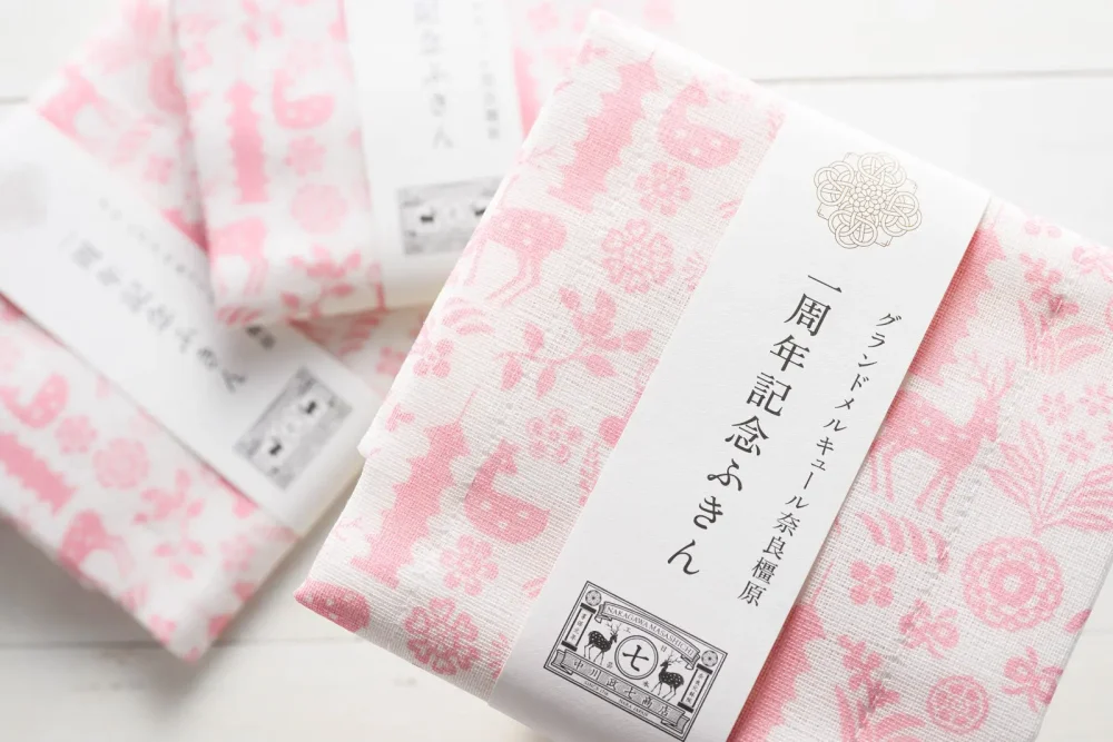 1周年を記念した「かや織りふきん」をプレゼント〈公式予約サイト限定・数量限定〉