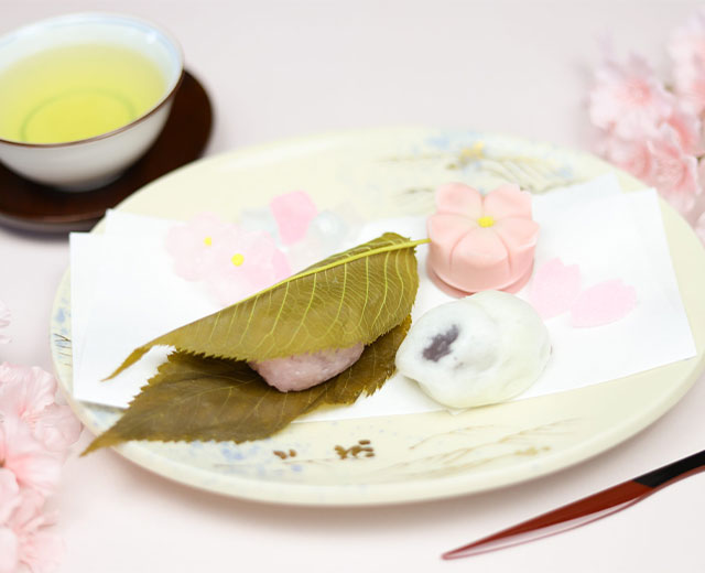 老舗桜菓子とみかん緑茶